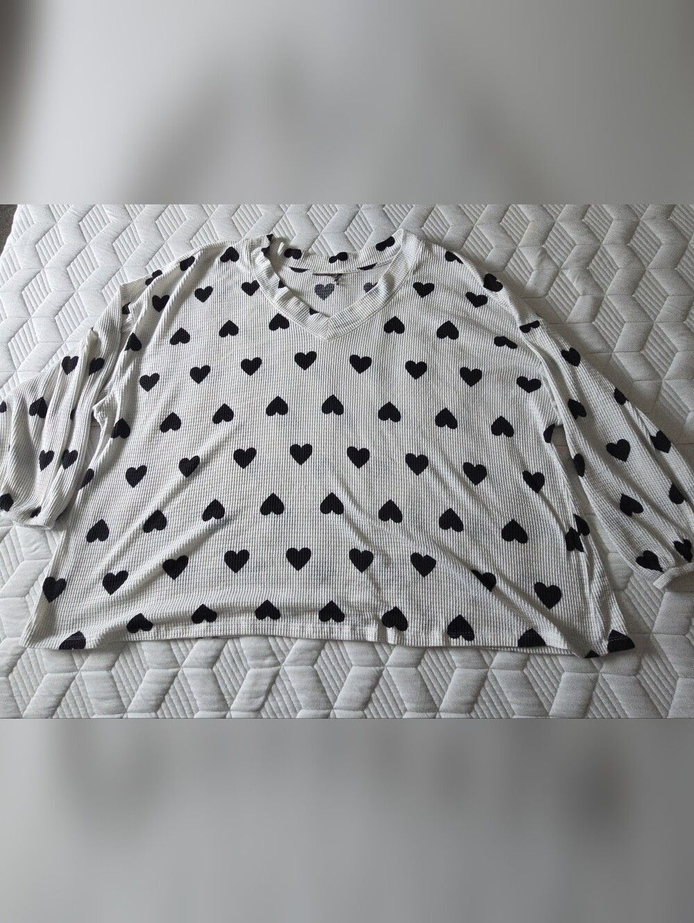 Women’s White V-Neck Heart Print Top - Picture 2 of 2